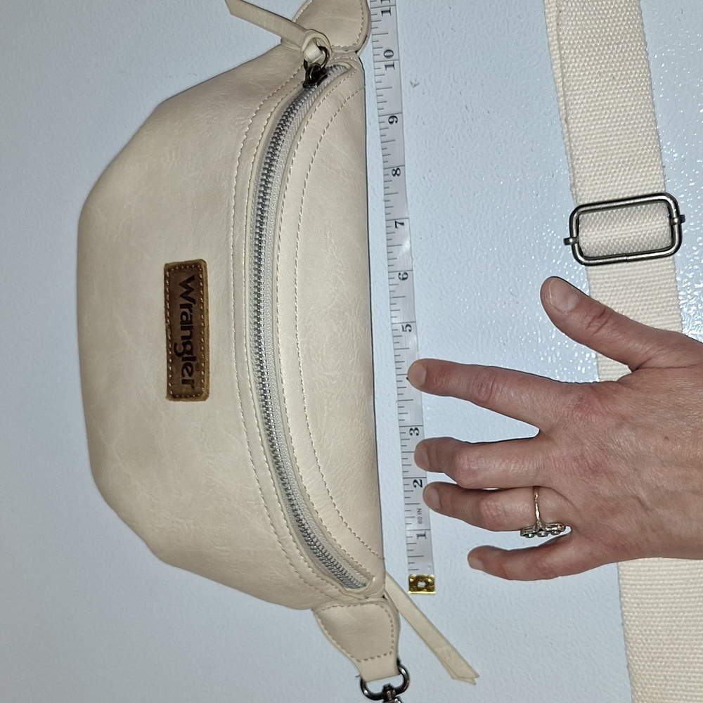 Wrangler Retro Fanny Pack Belt Bag Bum Bag Vanilla White - Picture 3 of 10